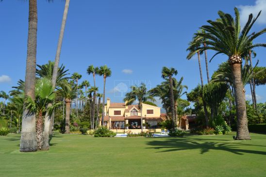 Villa en venta en New Golden Mile, Estepona Este, Estepona