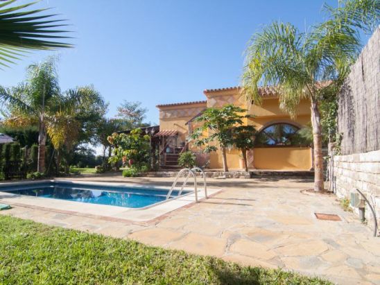 Casa de Campo en venta en New Golden Mile, Estepona