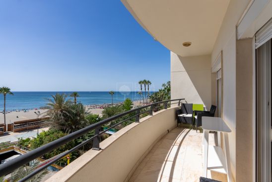 Apartamento de tres dormitorios junto a la playa en Estepona con vistas panorámicas al mar