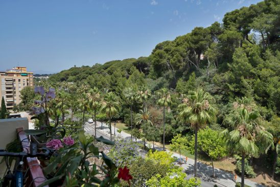 Apartamento céntrico de tres dormitorios en Marbella Centro con vistas