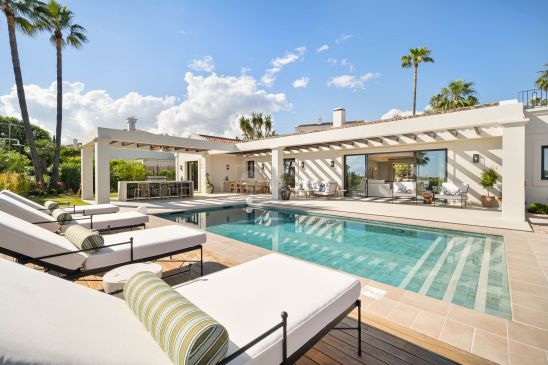 Villa moderna con vistas al mar y al golf en Nueva Andalucía