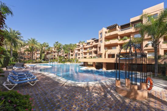 Apartamento renovado con vistas panorámicas en Marbella Golden Mile