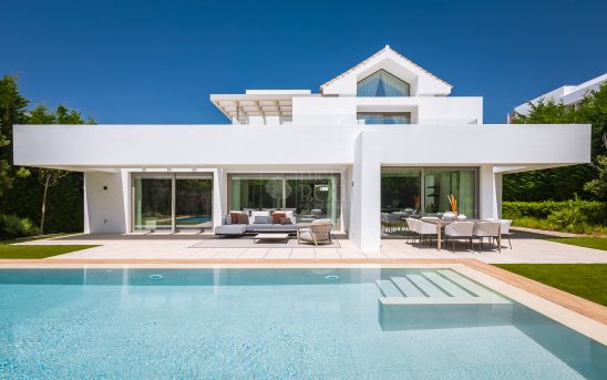 Villa en venta en New Golden Mile, Estepona Este, Estepona