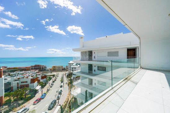 Ático moderno con gran terraza y vistas panorámicas en Fuengirola