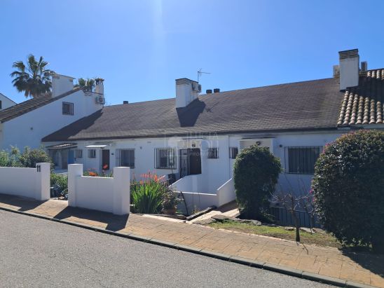 Adosado de tres dormitorios con vistas al mar en Estepona