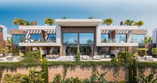Casas adosadas de cuatro dormitorios con piscina privada en Marbella Este