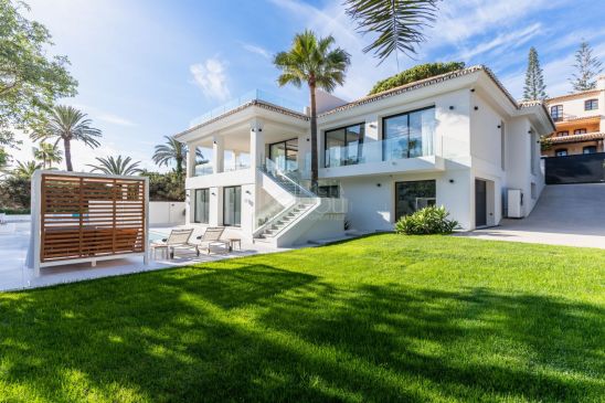 Villa contemporánea con vistas al mar y piscina privada en Marbella Este