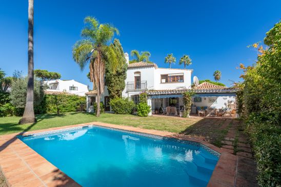 Villa de cinco dormitorios con piscina y jardín privados en La Nueva Milla de Oro