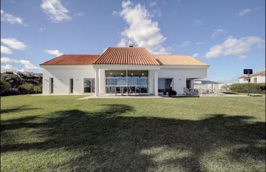 Villa de lujo en Manilva con vistas al mar y la montaña, parcela de 10.000 m², piscina privada y apartamento independiente.