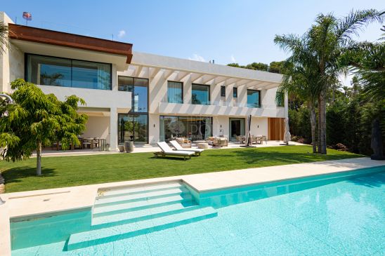 Villa moderna con vistas al mar en Marbella Este