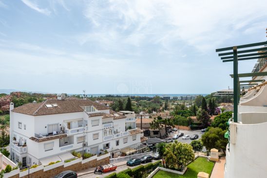 Luminoso apartamento en Nueva Andalucía con vistas al mar.