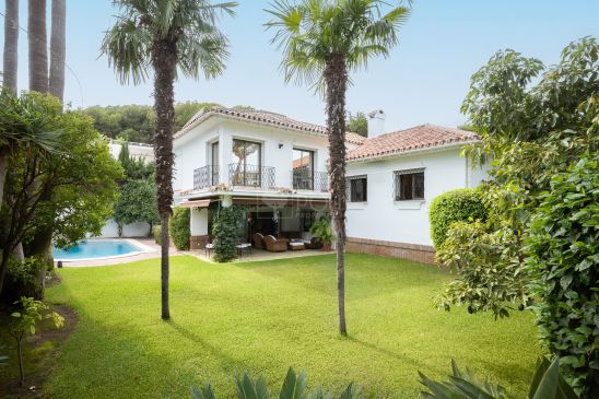 Acogedora villa en Marbella Este en lado playa