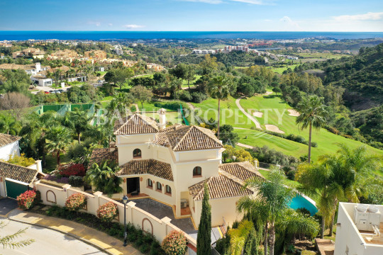 Benahavis, Hermosa Villa unifamiliar de estilo mediterránea con Vistas Panorámicas al Mar en Los Arqueros Golf- Benahavis