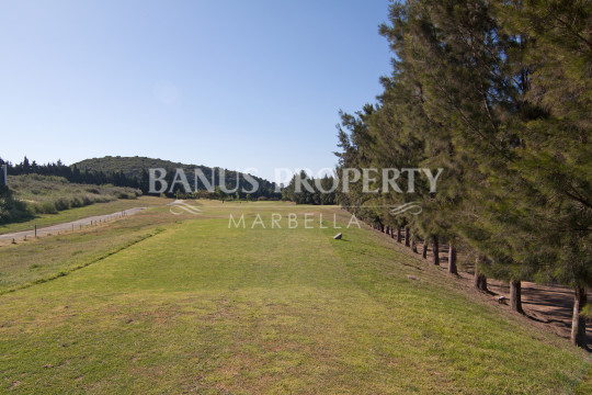 Casares, 1.000m2 golf villa plot for sale with permission to build in Casares