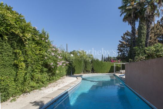 Villa de 5 dormitorios en la urbanización de Torrequinto con jardín y piscina