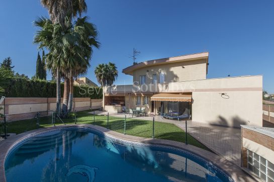 Elegant detached villa very bright with pool in Los Cerros de Montequinto
