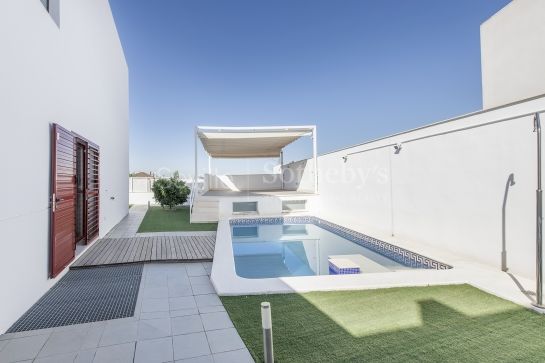 Chalet independiente de exclusivo diseño con jardín y piscina en Los Cerros de Montequinto
