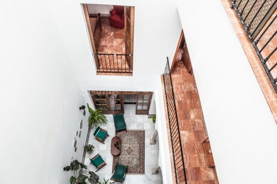Vivienda de cuatro niveles en zona Centro Histórico de Sevilla, con patio andaluz y azoteas.