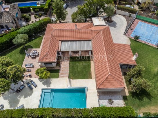 Espectacular two-storey villa recently renovated in gated community