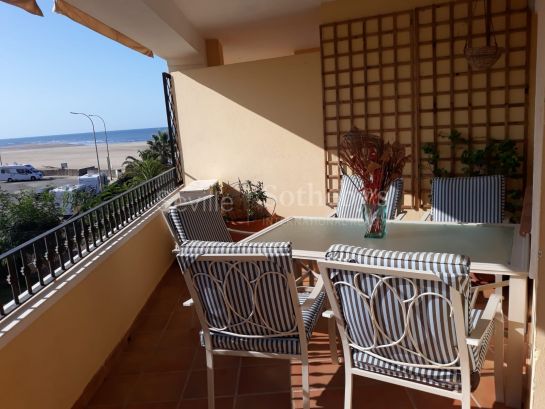 Apartamento a pie de playa con vistas al mar