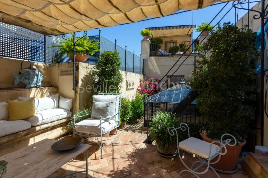 Completely restored manor house with swimming pool in sought-after area in the centre of Seville.