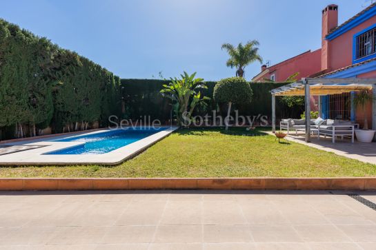 Chalet independiente en Espartinas con jardín y piscina privada