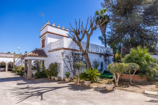 Detached villa in profitability with holiday licence and panoramic views of Seville