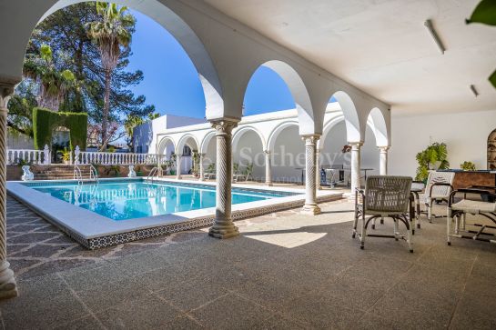 Chalet independiente en rentabilidad con licencia vacacional y vistas panorámicas a Sevilla