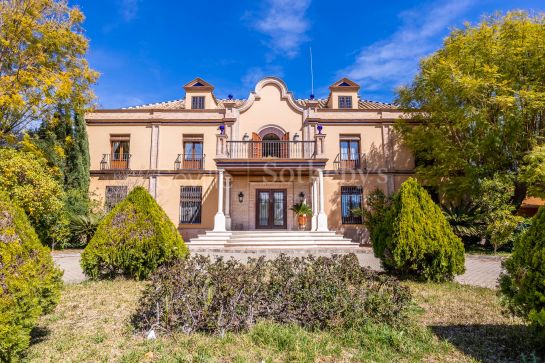 Singular house composed of two buildings in the gated community of Vía Augusta in Écija.