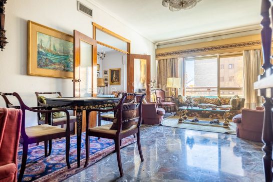 Bright 5-bedroom flat in an outstanding building in Seville