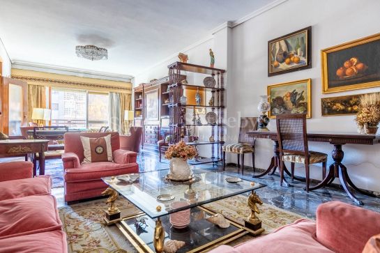 Bright 5-bedroom flat in an outstanding building in Seville