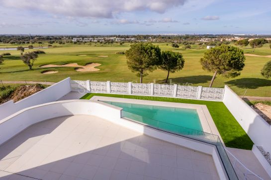 Moderna villa independiente, a estrenar, en primera línea de Villanueva Golf Resort