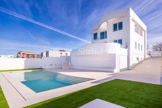 Moderna villa independiente, a estrenar, en primera línea de Villanueva Golf Resort, Cádiz