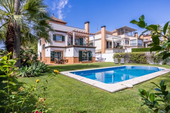 Detached villa in Tomares with a private saltwater pool.