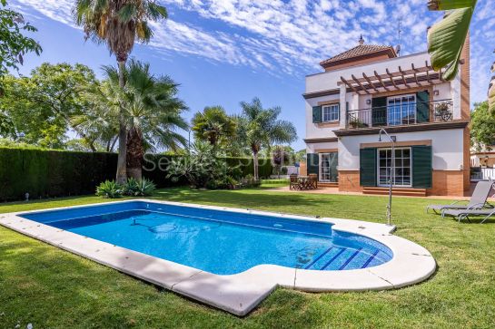 Chalet independiente en Tomares con piscina privada de agua salada