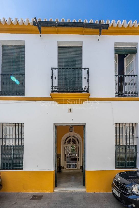 Exclusive property in the historic center of Umbrete.