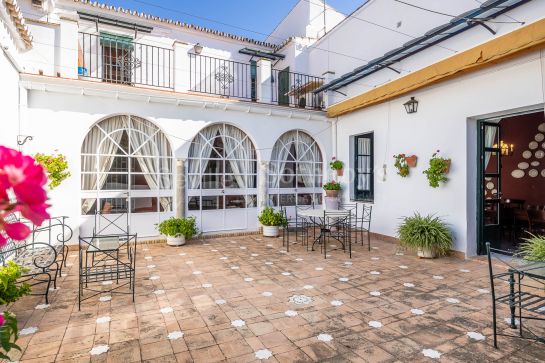 Exclusive property in the historic center of Umbrete.