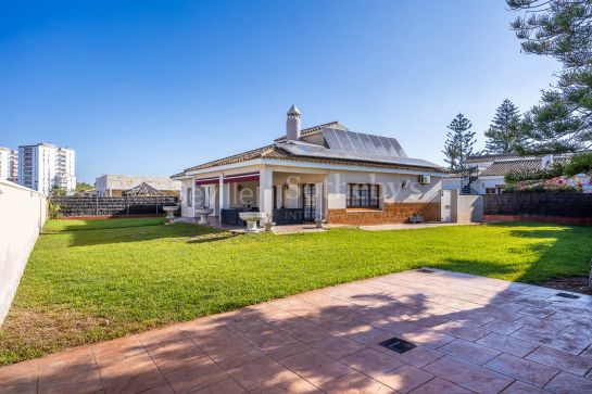 Chalet independiente con jardín a pocos pasos de la playa de Vistahermosa, Cádiz