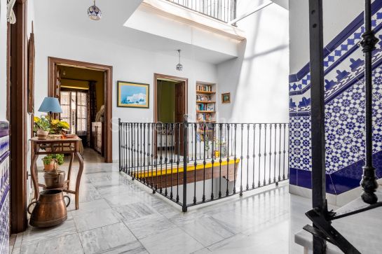 Regionalist-style semi-detached property with 3 floors in the center of Seville.