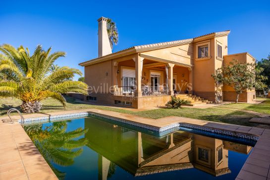 Casa independiente en campo de golf con jardín, garaje y piscina en la urbanización Dehesa Golf junto al campo Bellavista Huelva Club en Aljaraque.