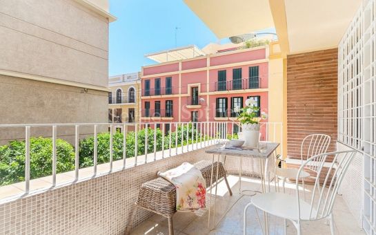 Stunning 4-bedroom apartment with terrace in the centre