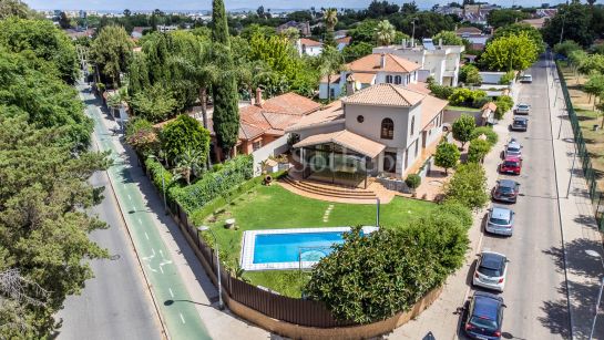 Stunning villa in excellent condition with 7 bedrooms and swimming pool in Santa Clara.