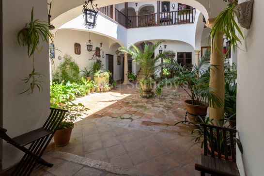 Vivienda singular de dos plantas con vistas a la Sierra en casa señorial del S.XVII con piscina y solarium