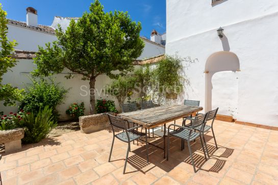 Vivienda singular de dos plantas con vistas a la Sierra en casa señorial del S.XVII con piscina y solarium