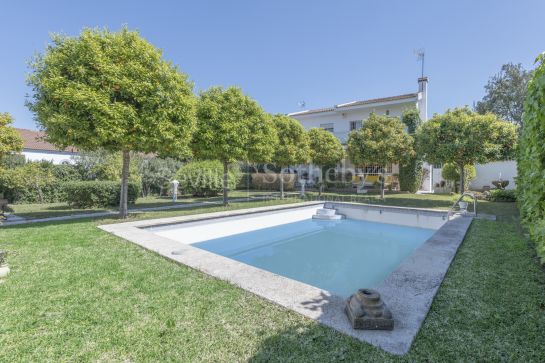 Chalet independiente con amplio jardín y piscina en la Urbanización de Torrequinto