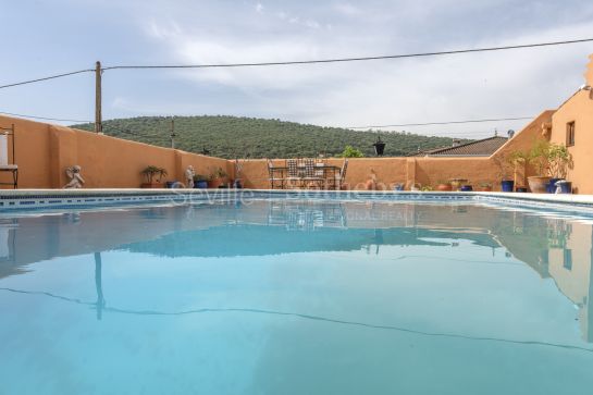 Estupenda casa independiente con piscina rodeada de la Sierra Norte de Sevilla