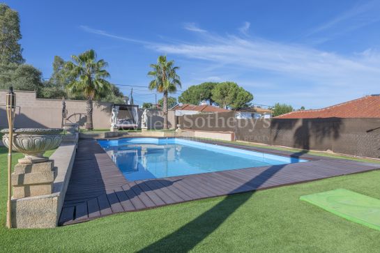 A 3 story house with garden and pool in the residential development La Motilla.