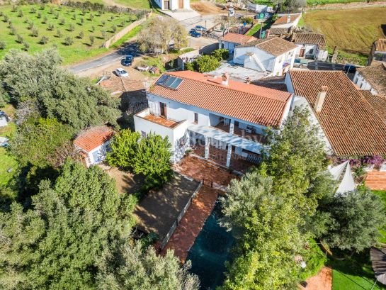 Casa con piscina y jardín en La Corte.