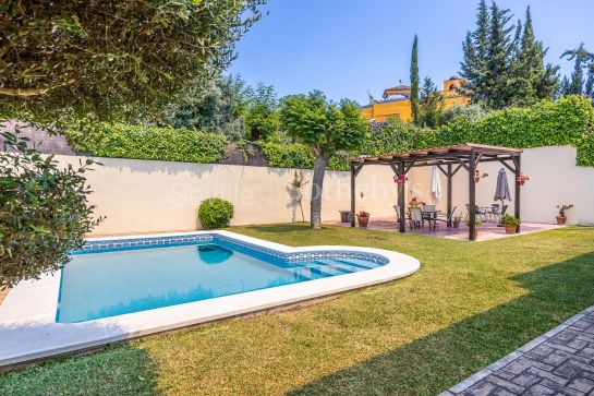 Independent house in gated community Cerros de Montequinto.