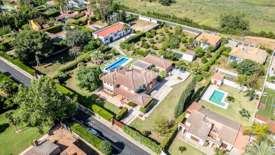 Propiedad con piscina y suites en El Capricho, Espartinas